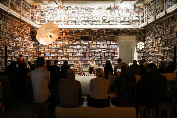Plus de 30 000 livres s'y trouvent aujourd'hui. Photographie, architecture, design ou histoire... La curiosité de Karl Lagerfeld pour tous les arts n'avait aucune limite.

Exclusif - Natasha A. Fraser et Carole Bouquet - Signature et Conversation avec Natasha A. Fraser et Carole Bouquet pour la sortie du livre "Harold ! Ma jeunesse avec Harold Pinter" à la Librairie 7L à Paris le 27 octobre 2023.

© Coadic Guirec / Bestimage