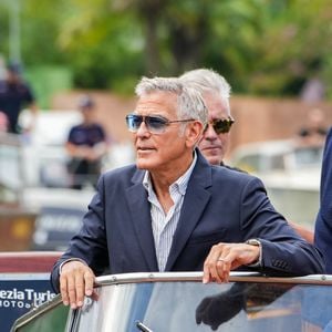George Clooney a cependant été contraint de réduire son programme sur place

George Clooney arrive à l'hôtel Excelsior durant la 82e édition du Festival international du film de Venise (La Mostra, ndlr) le mercredi 27 août 2025 en Italie. (Photo by Lucia Sabatelli / Bestimage)