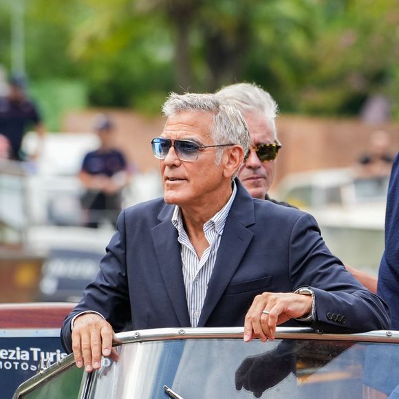 George Clooney a cependant été contraint de réduire son programme sur place

George Clooney arrive à l'hôtel Excelsior durant la 82e édition du Festival international du film de Venise (La Mostra, ndlr) le mercredi 27 août 2025 en Italie. (Photo by Lucia Sabatelli / Bestimage)
