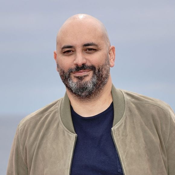 Jérôme Commandeur a pu compter sur l'aide précieuse d'un célèbre humoriste au début de sa carrière.

Jérôme Commandeur (acteur) au photocall de la série "Le Flambeau : les aventuriers de Chupacabra." lors de la 5ème édition du festival Canneseries. © Norbert Scanella / Panoramic / Bestimage