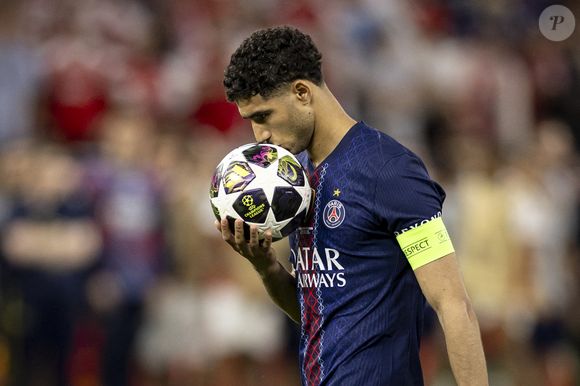 Les masques permettent de se protéger des bouchons de champagne et autres projections.

Achraf Hakimi - Finale de la Ligue des Champions 2026 opposant le Paris Saint-Germain (PSG) à Arsenal FC au stade Ferenc-Puskas à Budapest

©Elyxandro Cegarra / PsnewZ / Bestimage