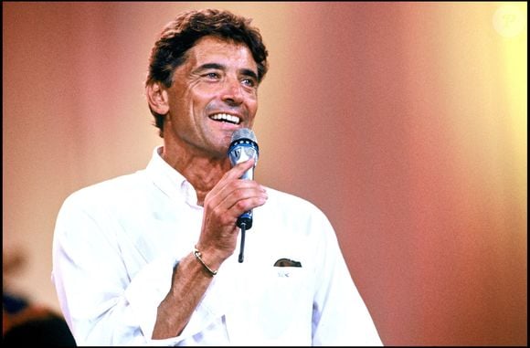 "Un jour, j'enchaînais les morceaux (...) et lorsque j’ai relevé la tête, une superbe brune était là et m’a jeté un regard assassin, confiait Sacha Distel. 'C'est Jeanne Moreau', m’a glissé le barman. J’ai trouvé son numéro (grâce à tonton Raymond), que je formai aussitôt sur mon cadran. Elle m’accueillit par cette phrase : 'J’attendais votre appel.'" Après une idylle de six mois, Jeanne Moreau a quitté Sacha Distel, le laissant "sonné".

Sacha Distel chante à l'Olympia pour "Champs Elysées" (Archives). AGENCE / BESTIMAGE