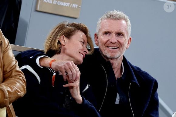 Denis Brogniart et sa femme Hortense dans les tribunes des Internationaux de France de tennis de Roland Garros 2024 à Paris, France, le 31 mai 2024. © Jacovides-Moreau/Bestimage