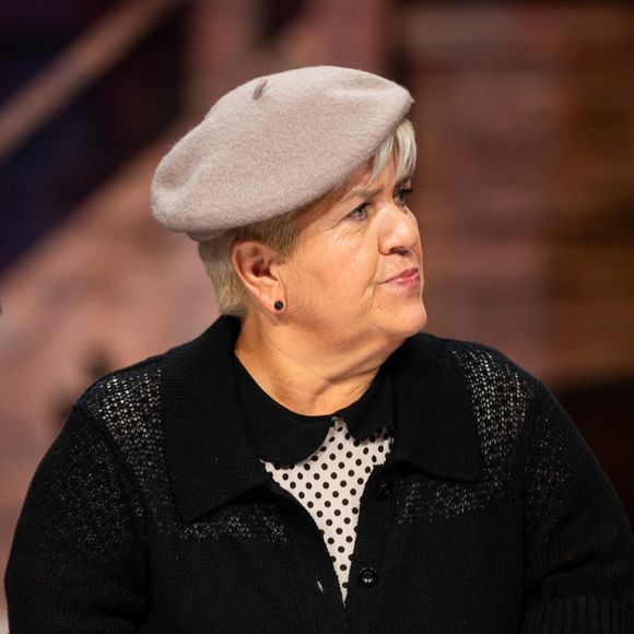 "J'ai la chance d'avoir un appartement à Paris, donc ça ne pose aucun problème et les trains quand ils ne sont pas en grève et fonctionnent, sont très pratiques", nous a-t-elle confié. 

Exclusif - Mimie Mathy - Jour 1 - Enregistrement de l'émission "La Fine Equipe : Le retour !" à Paris, diffusée le 14 janvier sur France 2. Le 3 novembre 2022
Cyril Moreau-Tiziano Da Silva / Bestimage