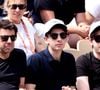 Le chanteur a en effet deux garçons, Oscar, né en 2003, et Léon, né en 2005, issus de son histoire d'amour avec l'écrivaine Amanda Sthers.

Patrick Bruel et ses fils Léon et Oscar dans les tribunes des Internationaux de France de tennis de Roland Garros 2024 à Paris, France, le 4 juin 2024. © Jacovides-Moreau/Bestimage