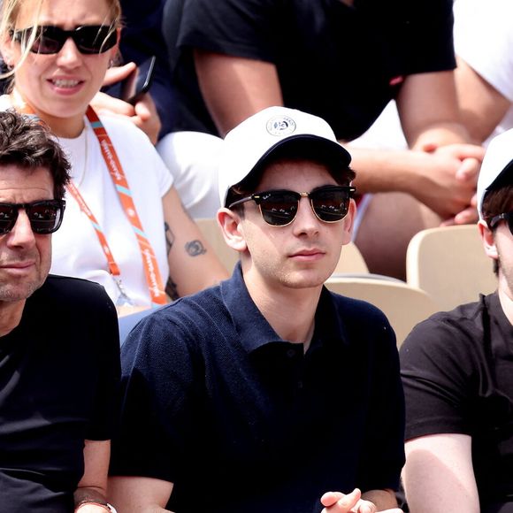 Le chanteur a en effet deux garçons, Oscar, né en 2003, et Léon, né en 2005, issus de son histoire d'amour avec l'écrivaine Amanda Sthers.

Patrick Bruel et ses fils Léon et Oscar dans les tribunes des Internationaux de France de tennis de Roland Garros 2024 à Paris, France, le 4 juin 2024. © Jacovides-Moreau/Bestimage