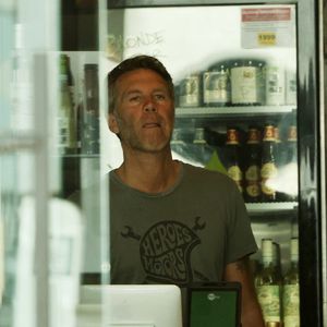 Exclusif - Le prince Emmanuel Philibert de Savoie est aux commandes, service et encaissement, dans son restaurant de pâtes fraiches "Prince of Venice" à Westwood. Le 1er juin 2022
