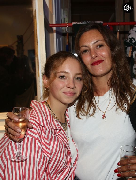 Nina est une photographe talentueuse.

Karole Rocher et Nina Blanc-Francard (fille de Sinclair et E. de Caunes) - Soirée "Tricolore Party" pour célébrer le 65ème anniversaire du Thermolactyl de Damart à la Maison Molière à Paris le 13 septembre 2018. © Denis Guignebourg/Bestimage