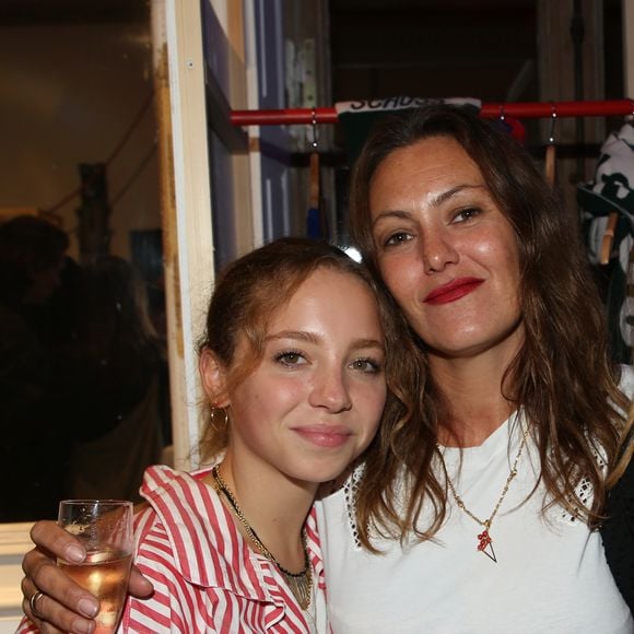 Nina est une photographe talentueuse.

Karole Rocher et Nina Blanc-Francard (fille de Sinclair et E. de Caunes) - Soirée "Tricolore Party" pour célébrer le 65ème anniversaire du Thermolactyl de Damart à la Maison Molière à Paris le 13 septembre 2018. © Denis Guignebourg/Bestimage