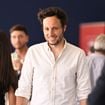 Vianney vu sur une aire d'autoroute du Morbihan qui voit défiler les stars : le chanteur prend la pose avec deux membres du personnel !