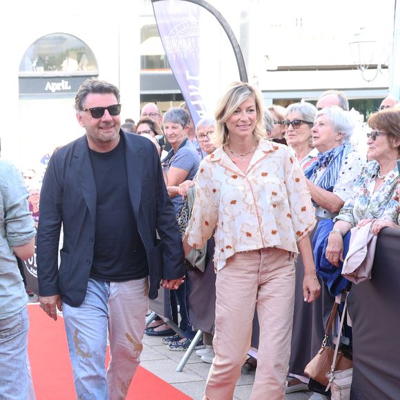 "L'un des luxes de mon métier est de pouvoir dormir un peu plus longtemps que les autres, le matin, vu que je me couche un peu plus tard. Je suis souvent tiré du lit par ma petite dernière. Je passe alors ma matinée à me déguiser et à jouer avec elle. Elle fait la maîtresse d'école, et moi, l'élève qu'elle engueule !"

Exclusif - Philippe Lellouche et sa compagne Vanessa Boisjean - Arrivées au photocall de la 3ème édition du Festival du Cinéma Français et de la Gastronomie d'Aix-les-Bains. Le 5 juin 2024
© Denis Guignebourg / Bestimage