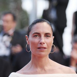 Alessandra Sublet à la montée des marches du film "Mascarade" lors du 75ème Festival International du Film de Cannes, France, le 27 mai 2022. © Rachid Bellak/Bestimage