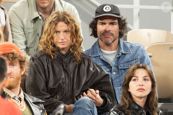 Aurélie Saada et son compagnon dans les tribunes lors des Internationaux de France de Tennis de Roland Garros 2025, à Paris, France, le 27 mai 2025. © Jacovides-Moreau/Bestimage