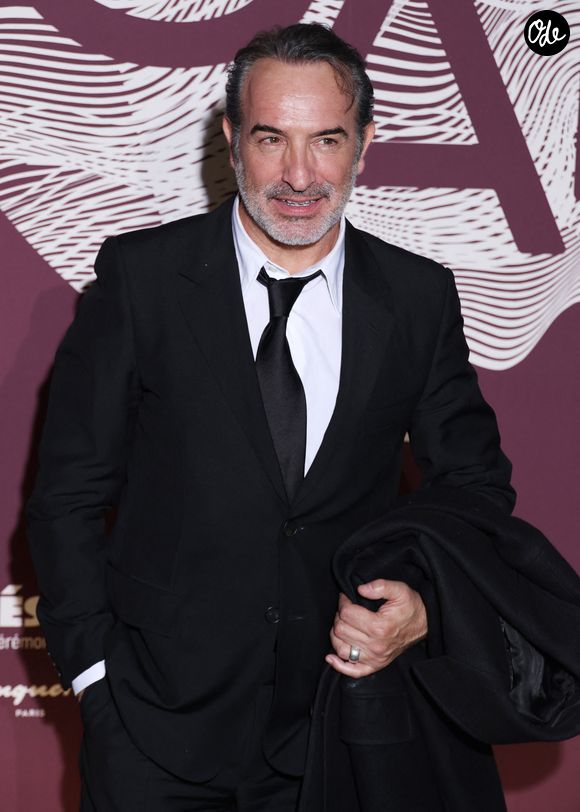Jean Dujardin lors du photocall du dîner de la 51e cérémonie des César au Fouquet's à Paris, en France, le 27 février 2026. © Denis Guignebourg/Bestimage