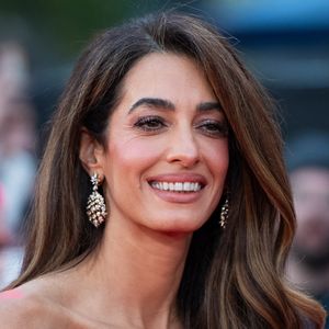 Amal Clooney n’est pas seulement une icône de style. Avocate internationale, elle a défendu des figures majeures comme Julian Assange ou l’ancien président des Maldives Mohamed Nasheed.

Amal Clooney assiste à la première de "Jay Kelly" dans le cadre du BFI London Film Festival à Londres, Angleterre, le 10 octobre 2025. Photo par Aurore Marechal/ABACAPRESS.COM