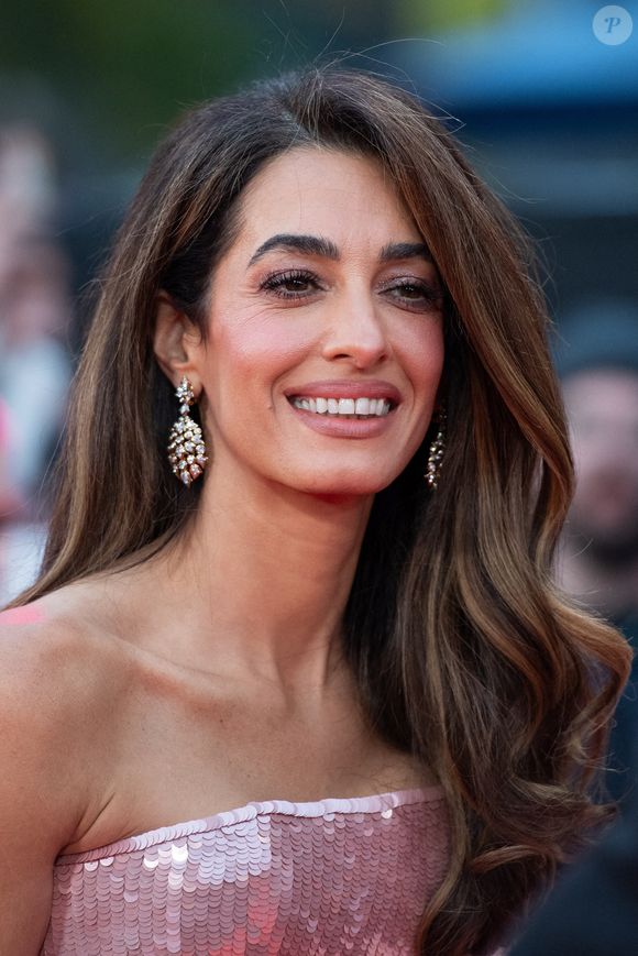 Amal Clooney n’est pas seulement une icône de style. Avocate internationale, elle a défendu des figures majeures comme Julian Assange ou l’ancien président des Maldives Mohamed Nasheed.

Amal Clooney assiste à la première de "Jay Kelly" dans le cadre du BFI London Film Festival à Londres, Angleterre, le 10 octobre 2025. Photo par Aurore Marechal/ABACAPRESS.COM