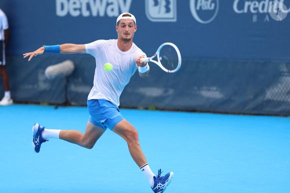 Terence Atmane frappe une balle contre Yoshihito Nishioka lors du tournoi de tennis Cincinnati le 7 août 2025  - Photo de Wally Nell/ZUMAPress/ABACAPRESS.COM