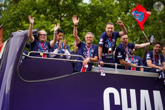 Les joueurs du PSG paradent sur les Champs-Elysées après leur victoire historique (5-0) en finale de la Ligue Des Champions 2025. Paris, le 1er juin 2025.