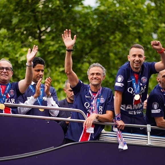 Les joueurs du PSG paradent sur les Champs-Elysées après leur victoire historique (5-0) en finale de la Ligue Des Champions 2025. Paris, le 1er juin 2025.