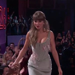 Taylor Swift et Travis Kelce s'embrassent lors de leur première soirée de remise de prix aux iHeartRadio Music Awards. Photo par Fox TV / BACKGRID UK