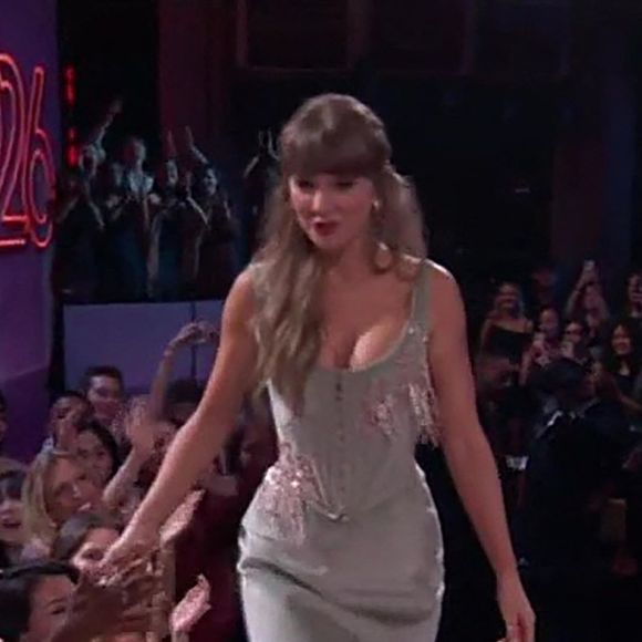 Taylor Swift et Travis Kelce s'embrassent lors de leur première soirée de remise de prix aux iHeartRadio Music Awards. Photo par Fox TV / BACKGRID UK