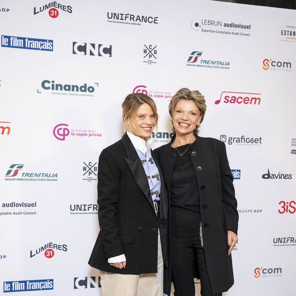 Mélanie Thierry et sa mère au photocall de la Cérémonie des Lumières à l'Institut du monde arabe à Paris le 18 janvier 2026.

© Perusseau / Sarkissian / Bestimage