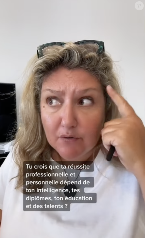 Dans une de ses vidéos, qui a été aimé plus de 39k fois, elle révèle l'erreur à ne surtout pas faire si l'on souhaite décrocher une promotion.
Career Kueen sur Instagram