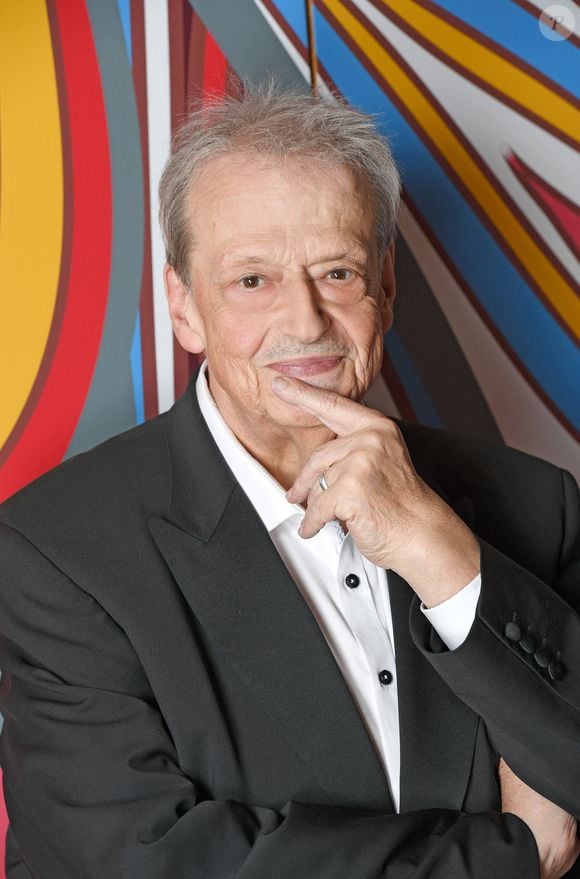 À nouveau interrogé sur son train de vie par Jordan de Luxe en mai 2024, le papa de Carlito déclarait toucher environ 3 500 € de retraite. 

Guy Carlier pose pour des photos le 9 mai 2019 à l'hôtel Novotel Gare de Lyon à Paris, France. Photo by Pascal baril/ABACAPRESS.COM