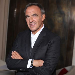 Exclusif - Nikos Aliagas lors de la nomination de Stéphane Bern comme Pape du Patrimoine lors de la Saint Clément au restaurant Alain Ducasse Baccarat, à Paris, France, le 20 novembre 2025. © Denis Guignebourg/Bestimage