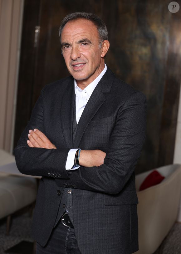 Exclusif - Nikos Aliagas lors de la nomination de Stéphane Bern comme Pape du Patrimoine lors de la Saint Clément au restaurant Alain Ducasse Baccarat, à Paris, France, le 20 novembre 2025. © Denis Guignebourg/Bestimage