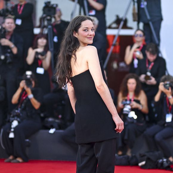 L'actrice était apparue sur le tapis rouge en portant un collier composé Chanel de 242 diamants

Marion Cotillard à la première de 'Mr. Nelson, Did You Kill People?' lors du 83ème Festival International du Film de Venise (Mostra), à Venise, Italie, le 4 septembre 2026. © Pierre Perusseau/Bestimage