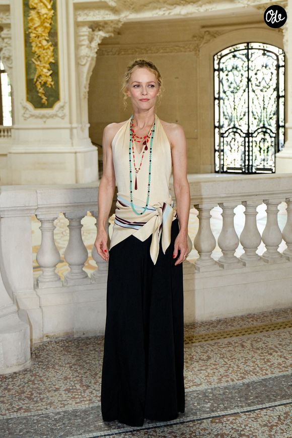 Et même s'"il n'y avait pas eu de plan", leur participation l'a profondément touchée : "Ça me bouleverse qu'il y ait des chansons d'eux sur mon disque, ça m'émeut beaucoup".

Vanessa Paradis au deuxième défilé Chanel "Collection Haute Couture Automne/Hiver 2026-2027" lors de la Fashion Week de Paris, le 7 juillet 2026

© Pauline Mourey / Bestimage