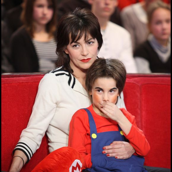 Lio et son fils Diego lors de l'enregistrement de l'émission "Vivement dimanche" le 17 février 2010.  © Guillaume Gaffiot/Bestimage