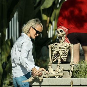 Exclusif - Laeticia Hallyday, tout juste rentrée à Los Angeles, prépare Halloween devant sa villa de Pacific Palisades le 9 octobre 2022. Bestimage