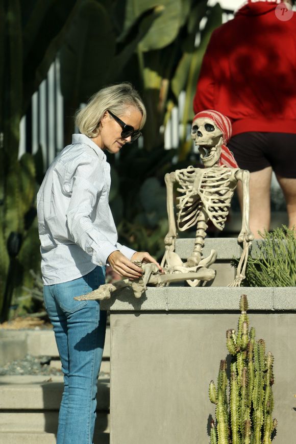 Exclusif - Laeticia Hallyday, tout juste rentrée à Los Angeles, prépare Halloween devant sa villa de Pacific Palisades le 9 octobre 2022. Bestimage