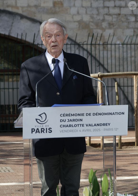 Exclusif - Jean-Pierre Pascal (Père de Charlotte Valandrey) lors de la cérémonie de dénomination d’un jardin en hommage à Charlotte Valandrey, au 17 rue Hector Malot dans le XIlème arrondissement de Paris, France, le 4 avril 2025. © Coadic Guirec/Bestimage