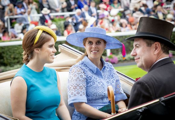 La princesse Eugenie d'York, la princesse Beatrice - La famille royale d'angleterre et ses invités arrivent en carrosse sur l'hippodrome de Ascot pour assister aux courses de chevaux le 18 juin 2019.  
Royalportraits Europe/Bernard Rubsamen / Bestimage