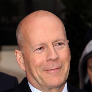Parmi les images dévoilées autour de ce mariage, une photographie retient tout particulièrement l’attention. En noir et blanc, elle montre Bruce Willis enlacer sa fille. 

Archives : Bruce Willis quitte son hotel a Paris le 11 fevrier 2013. PIX4U / BESTIMAGE
