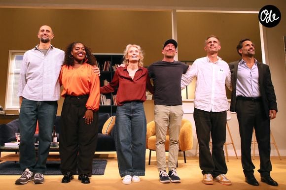 Exclusif - Arié Elmaleh, Claudia Tagbo, Elise Diamant, les auteurs et metteurs en scène Sacha Judaszko et Fabrice Donnio, et Florent Peyre saluent le public à la fin de la Première représentation de la pièce « Le sens de l'humour » au Théâtre Antoine à Paris le 17 Septembre 2026. © Bertrand Rindoff / Bestimage
