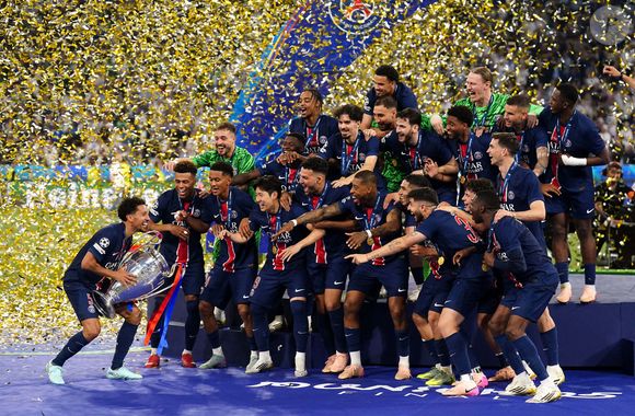 Le joueur du Paris Saint-Germain, Marquinhos, soulève le trophée après avoir remporté la finale de l'UEFA Champions League à la Munich Football Arena, à Munich, en Allemagne. Date de la photo : samedi 31 mai 2025. ... © Mike Egerton/PA Wire.