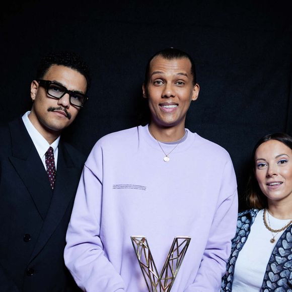Exclusif - Le chanteur Stromae (Artiste masculin et Album "Multitude"), Coralie Barbier et le frère du chanteur Stromae (Artiste masculin et Album "Multitude") Luc Junior Tam en backstage de la 38ème cérémonie des Victoires de la musique à la Seine musicale de Boulogne-Billancourt, France, le 10 février 2023. © Moreau-Veren/Bestimage