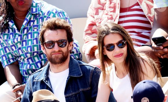 Sur Instagram, elle reprend et des traduit en français des titres anglophones connus mondialement comme Diamonds de Rihanna

Pablo Mira et sa compagne Lisa Brunet dans les tribunes des Internationaux de France de tennis de Roland Garros 2024 à Paris, France, le 6 juin 2024. © Jacovides-Moreau/Bestimage