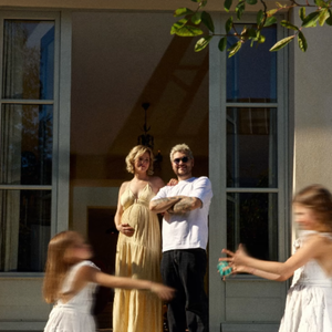 Déjà papa de Rose et Alice, nées de son ancienne union avec Charlotte de Hugo, Jeff Panacloc voit sa famille s'agrandir encore.

Story Instagram @charlottebizjak, mardi 21 avril 2026