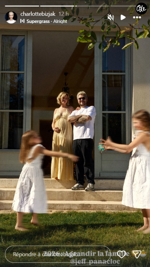Déjà papa de Rose et Alice, nées de son ancienne union avec Charlotte de Hugo, Jeff Panacloc voit sa famille s'agrandir encore.

Story Instagram @charlottebizjak, mardi 21 avril 2026