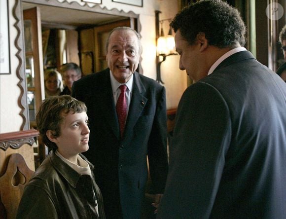 Le président Jacques Chirac et son petit-fils, Martin Rey-Chirac, s'entretiennent avec l'ancien rugbyman Serge Blanco avant leur déjeuner au restaurant 'Chez Margot' à Ciboure, dans le sud-ouest de la France, le 3 avril 2007. Pour la première fois, le Président Chirac emmène Martin à une visite officielle d'une unité des forces spéciales "RPIMA" à Bayonne. Photo par Thierry Chesnot/Pool/ABACAPRESS.COM