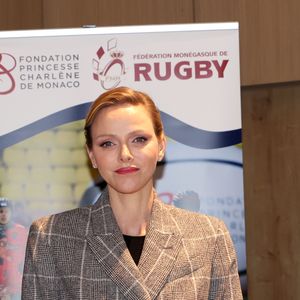 Charlene de Monaco a assisté à un évènement qui lui tient particulièrement à coeur.

La Princesse Charlène de Monaco assiste au 2ème concours créatif du maillot qui sera porté par l'équipe nationale monégasque de rugby à VII des moins de 16 ans. 
© Claudia Albuquerque / Bestimage