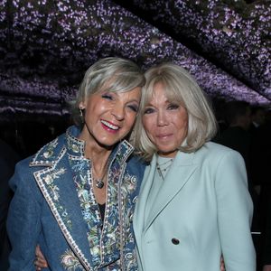 Le défilé a également attiré de nombreuses célébrités internationales, dont Rihanna, Deva Cassel, Jennifer Lawrence et Pharrell Williams. 

Hélène Mercier-Arnault et Brigitte Macron - Défilé de Mode Christian Dior - Front Row, Collection Haute Couture Printemps/Été 2026, dans le cadre de la Fashion Week de Paris, France, le 26 Janvier 2026.

© Bertrand Rindoff / Bestimage