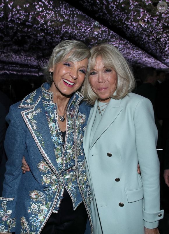 Le défilé a également attiré de nombreuses célébrités internationales, dont Rihanna, Deva Cassel, Jennifer Lawrence et Pharrell Williams. 

Hélène Mercier-Arnault et Brigitte Macron - Défilé de Mode Christian Dior - Front Row, Collection Haute Couture Printemps/Été 2026, dans le cadre de la Fashion Week de Paris, France, le 26 Janvier 2026.

© Bertrand Rindoff / Bestimage