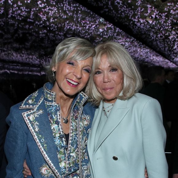 Le défilé a également attiré de nombreuses célébrités internationales, dont Rihanna, Deva Cassel, Jennifer Lawrence et Pharrell Williams. 

Hélène Mercier-Arnault et Brigitte Macron - Défilé de Mode Christian Dior - Front Row, Collection Haute Couture Printemps/Été 2026, dans le cadre de la Fashion Week de Paris, France, le 26 Janvier 2026.

© Bertrand Rindoff / Bestimage