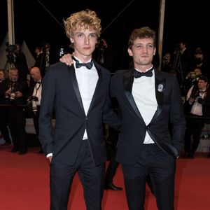 Le comédien, comme son frère Niels, appartient à une fratrie entièrement tournée vers l’art.

Vassili Schneider (Habillé en Dior, montre et broche Cartier), Niels Schneider (Habillé en Dior, montre Cartier) - Montée des marches du film "Un couteau dans le coeur" lors du 71ème Festival International du Film de Cannes le 17 mai 2018.
© Borde / Jacovides / Moreau / Bestimage